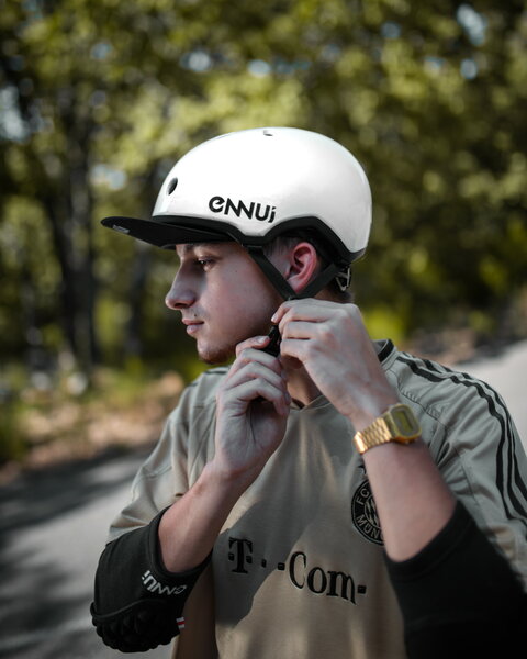 ENNUI ELITE WHITE HELMET (INCLUDE REMOVABLE PEAK)
